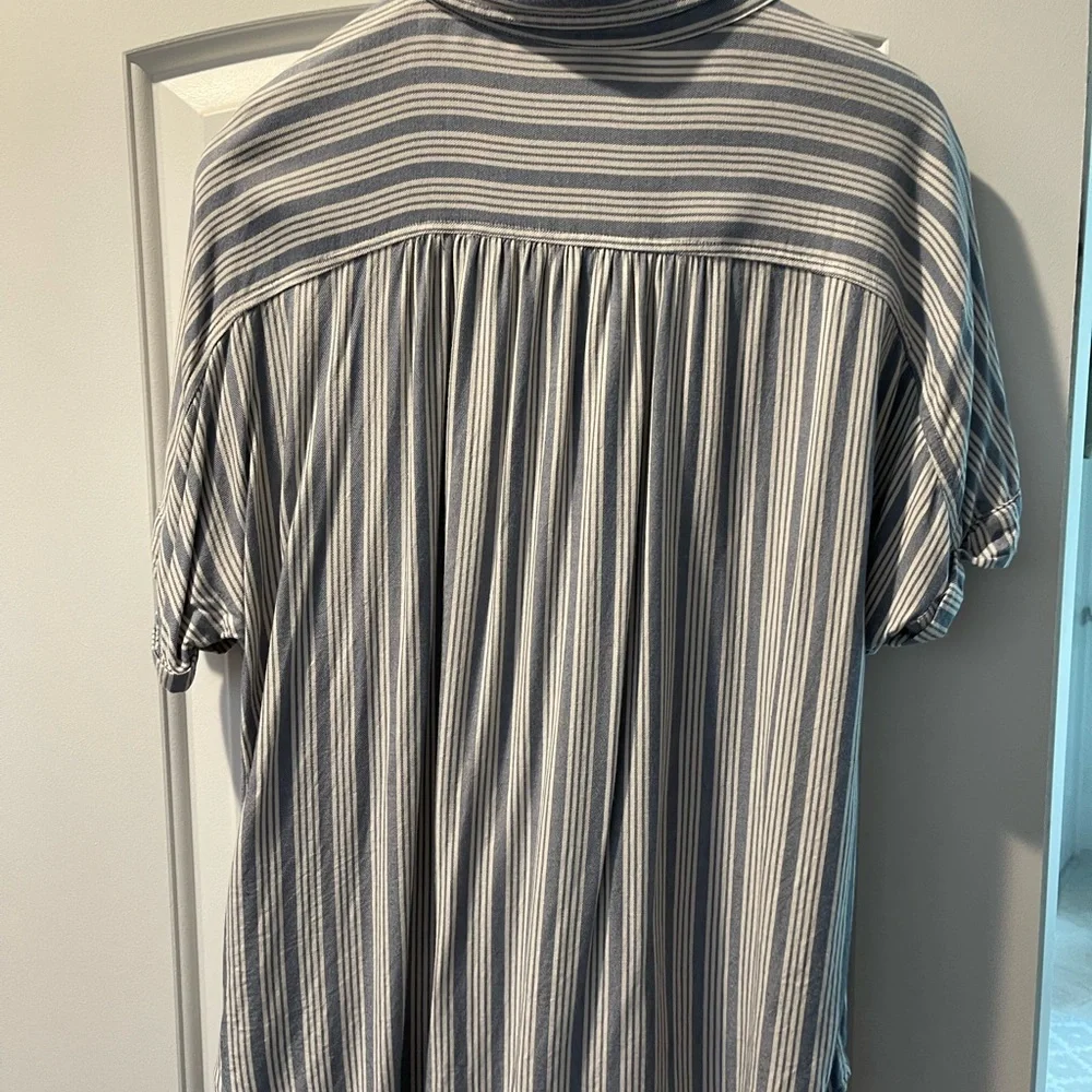 Button down - Picture 2 of 3